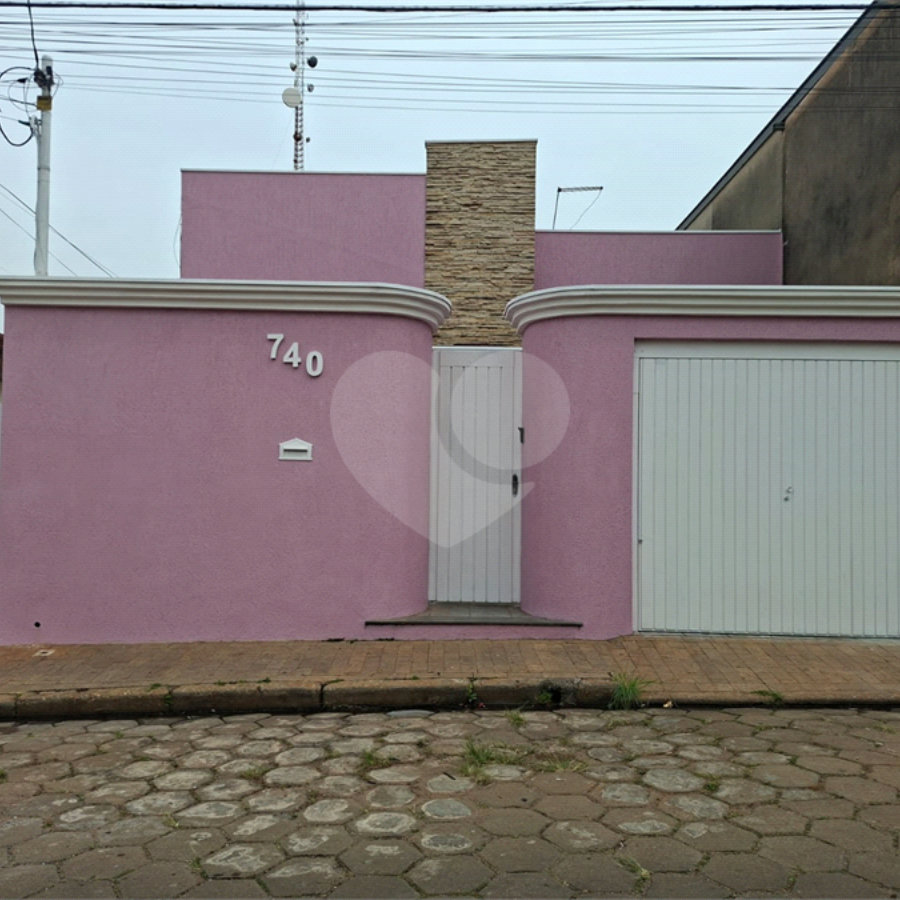 Casa à venda ou para alugar com 3 quartos, sendo 1 suíte, em Vila Aparecida, Itapetininga, SP
