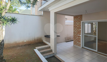 Casa à venda com 4 quartos, sendo 2 suítes,  no condomínio Bristol Village, São Paulo - SP