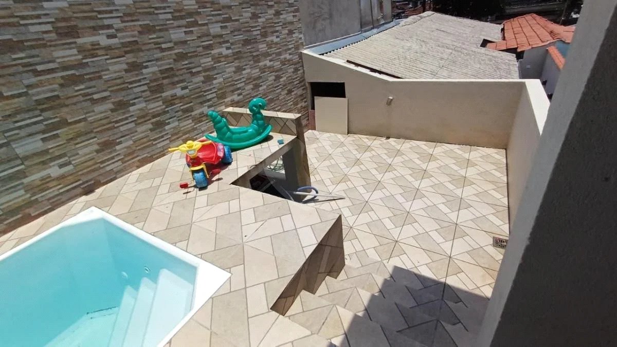 Casa de 2 quartos em Rua Orange, Vila Luzita, Santo André - Venda!
