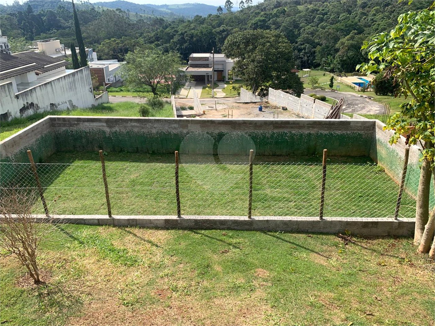 Casa à venda com 3 quartos, sendo 1 suíte, no condomínio Residencial Ponderosa, São Roque - SP