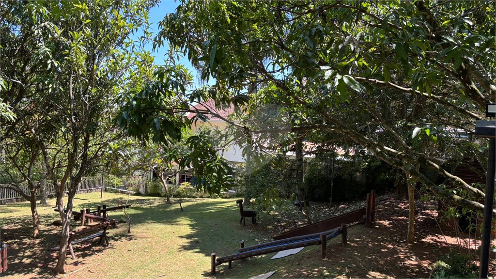 Sobrado à venda com 3 quartos, sendo 1 suíte, no condomínio Villagio da Granja, Cotia - SP