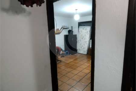 Casa à venda na Vila Mariana de 300 metros quadrados, com 3 dormitórios, 1 suíte e 2 vagas.