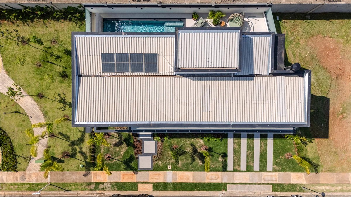 Indaiatuba - Condominio Villa Sapezal - 318 m² de Terreno - 230 m² de Área Construída - 3 suítes, sendo 1 Master com closet planejado - Sala de TV - Sala de estar integrada à Sala de jantar - Cozinha com móveis planejados - Despensa - Escritório planejado - Lavabo - Piscina com preparação para aquec