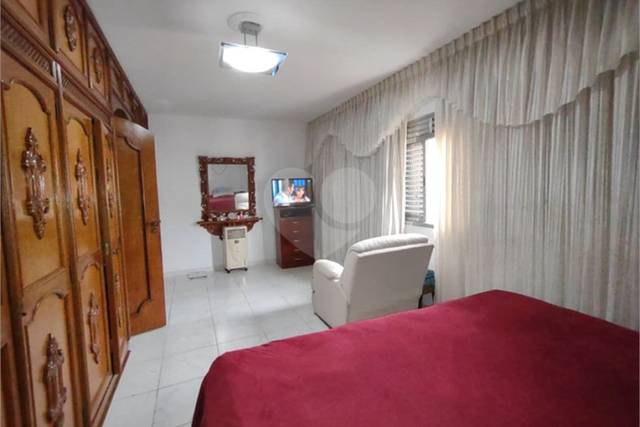 Casa à venda com 3 quartos, sendo 1 suíte, no condomínio Vila Paiva, São Paulo - SP
