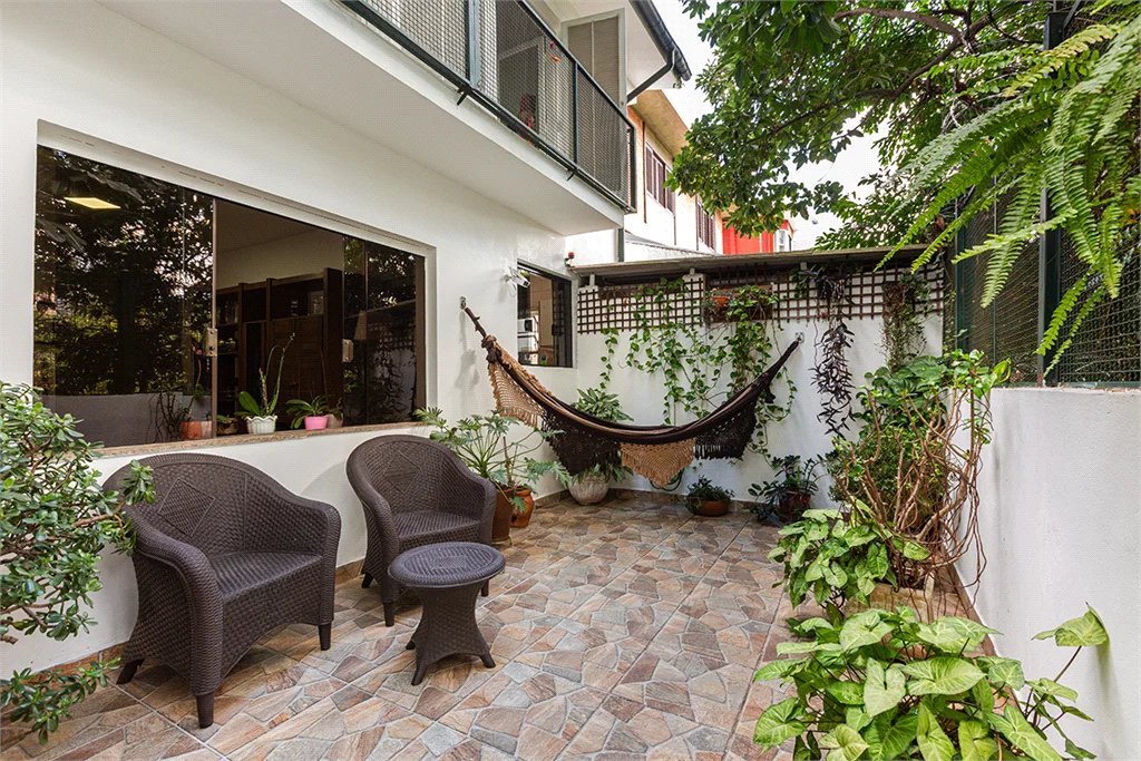 Sobrado à venda com 4 quartos, sendo 2 suítes,  em Vila Madalena, São Paulo, SP
