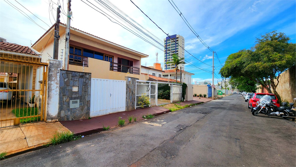 Sobrado à venda com 4 quartos, sendo 2 suítes, em Jardim Primavera, Araraquara, SP