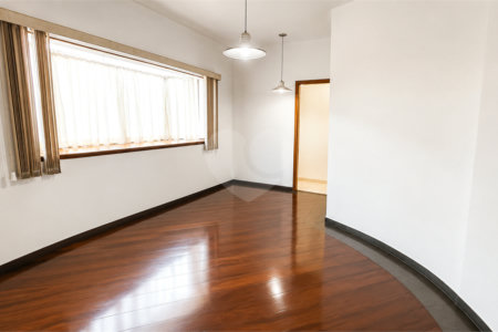 Sobrado à venda com 4 quartos, sendo 2 suítes, em Vila Pires, Santo André, SP