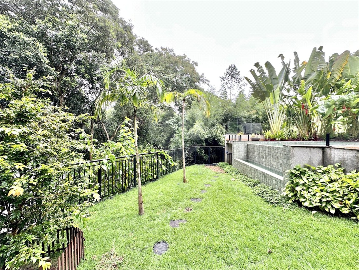Casa à venda com 3 suítes no condomínio Reserva Santa Maria, Jandira - SP