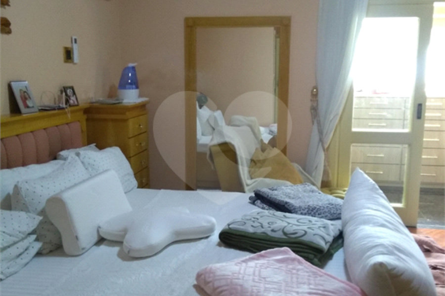 Sobrado à venda com 4 quartos, sendo 3 suítes,  em Horto, São Paulo, SP