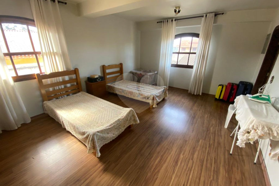 Casa à venda com 5 quartos, sendo 4 suítes, no condomínio Vilarejo Estoril, Mairiporã - SP