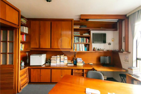 Casa à venda com 8 quartos, sendo 2 suítes, em Indianópolis, São Paulo, SP