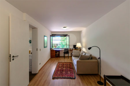 Casa à venda com 4 quartos, sendo 1 suíte,  em Jardim Leonor, São Paulo, SP