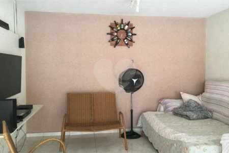 Casa térrea com 3 dormitórios, sendo 2 suítes.