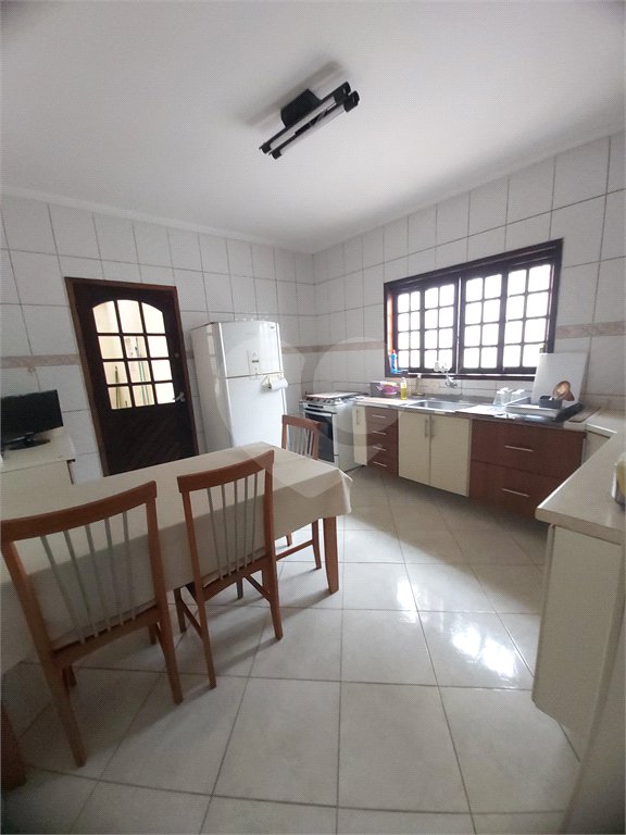 Sobrado à venda com 3 quartos, sendo 1 suíte,  em Vila Bernadotti, Mogi das Cruzes, SP