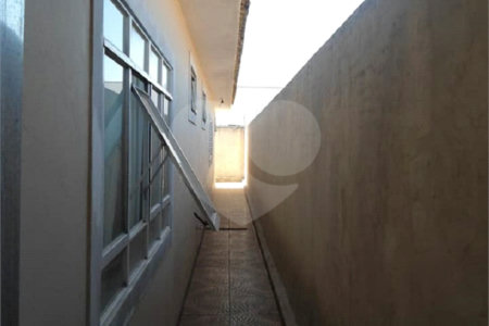 Casa Térrea com dormitórios, sendo 2 suítes.