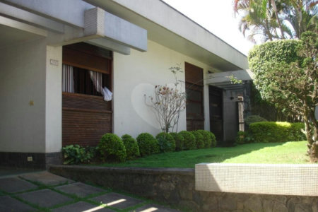 Casa Térrea à venda com 4 quartos, sendo 1 suíte, em Alto da Boa Vista, São Paulo, SP