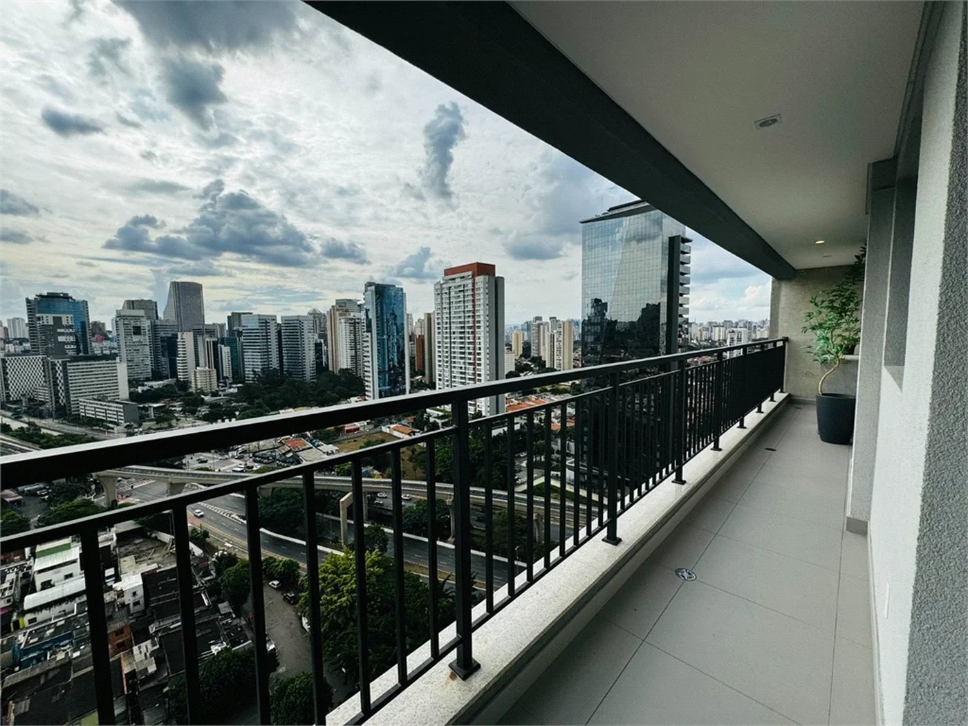 Apartamento à venda com 3 quartos em Vila Cordeiro, São Paulo, SP