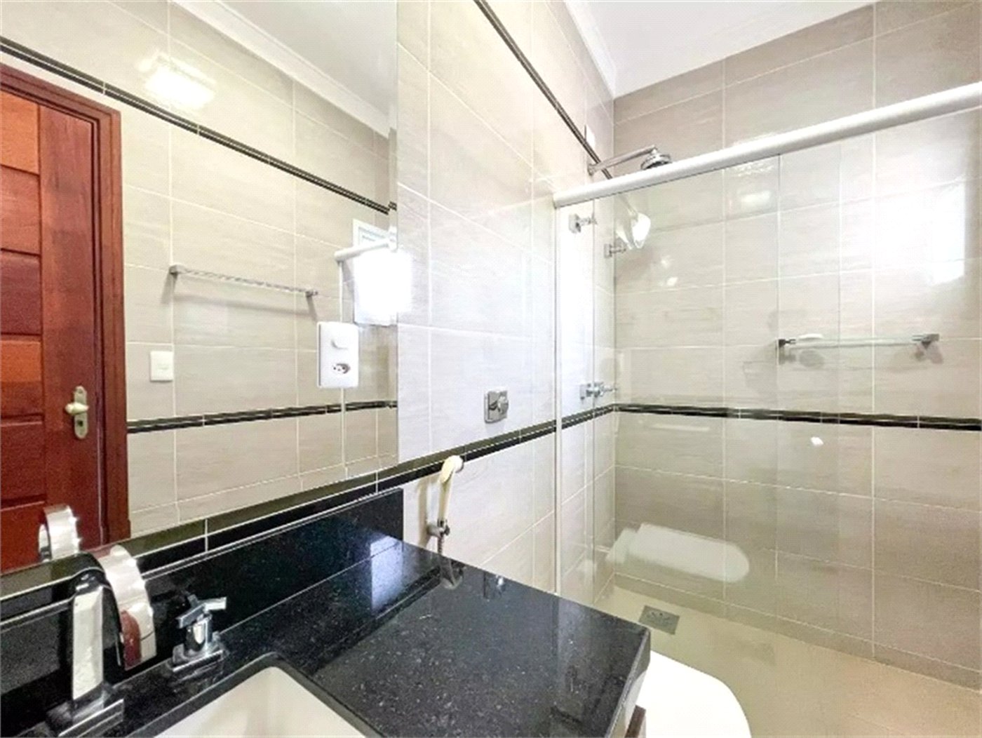 Casa à venda com 3 suítes no condomínio Portal do Lago, Valinhos - SP