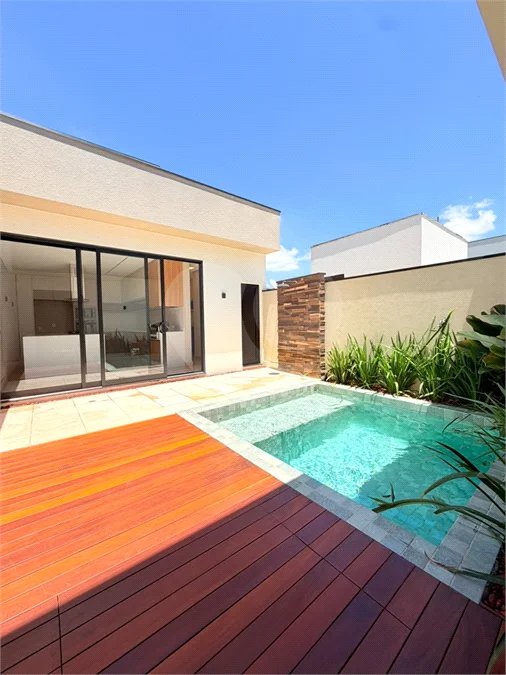Casa térrea com 3 suítes no Condomínio Residencial Viena em Indaiatuba-SP - Acabamento de alto padrão - R$ 1.690.000,00 - AT 250 m² - AC 158 m² - 3 suítes,, sendo 1 suíte master com closet - Sala para dois ambientes (estar e jantar) - Cozinha planejada com ilha cooktop, forno elétrico e micro-ondas,