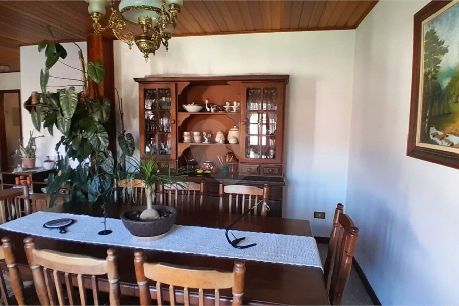 Sobrado à venda com 3 quartos, sendo 1 suíte, em Vila Isabela, Campos do Jordão, SP