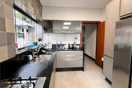 Sobrado à venda com 5 quartos, sendo 2 suítes, em Vila Inah, São Paulo, SP