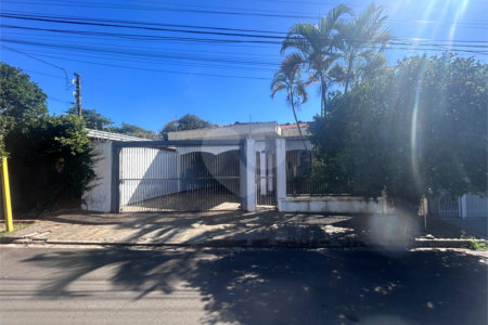 Casa espaçosa e confortável em um bairro tranquilo a venda.