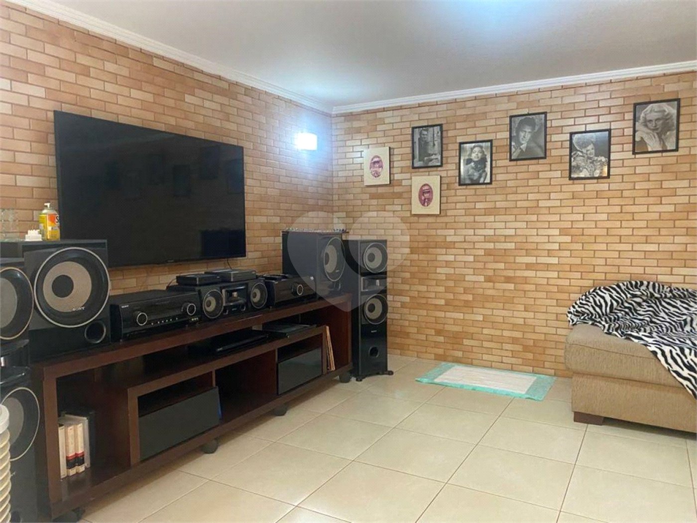 Sobrado à venda com 150 metros de área util e possui 3 dormitórios, sendo 1 suíte.