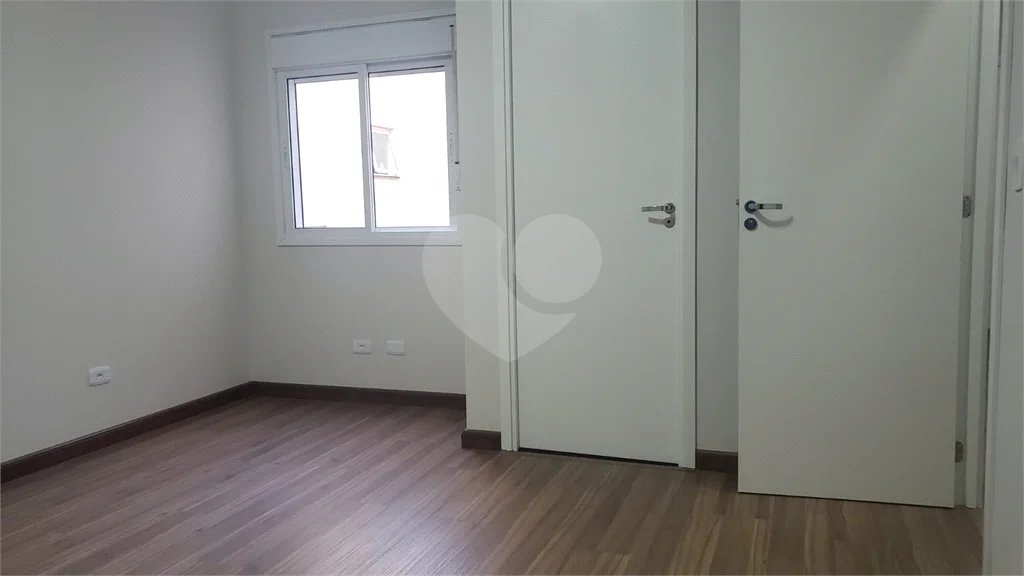 Sobrado novo com 3 suítes, 4 vagas, espaço gourmet com churrasqueira, jardim de inverno e acabamento premium. Conforto, modernidade e sofisticação.