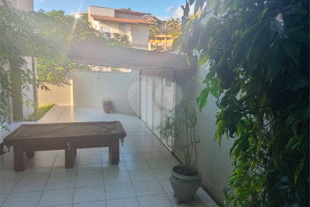 Casa à venda com 4 quartos, sendo 3 suítes, no condomínio Arco Iris, Atibaia - SP