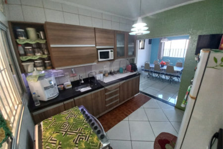 Casa Térrea com 3 dormitórios, sendo 1 suíte.