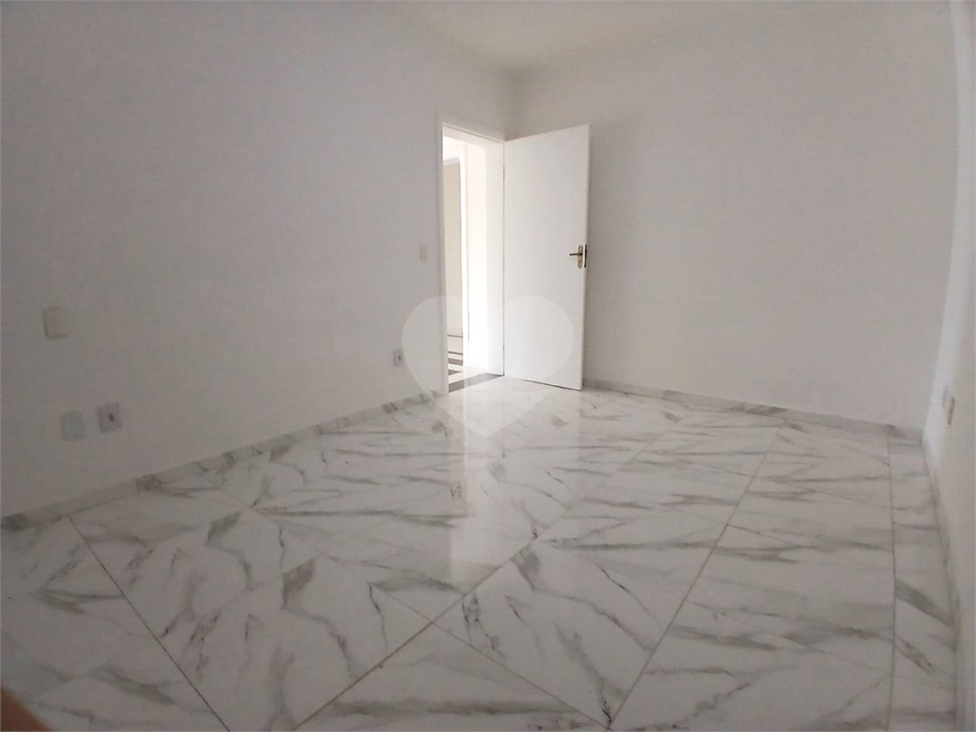 Casa à venda com 4 quartos, sendo 2 suítes, no condomínio Flamboyant, Atibaia - SP
