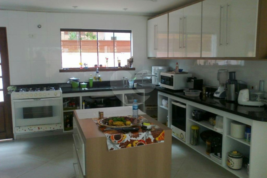 Sobrado à venda com 5 suítes em Enseada, Bertioga, SP