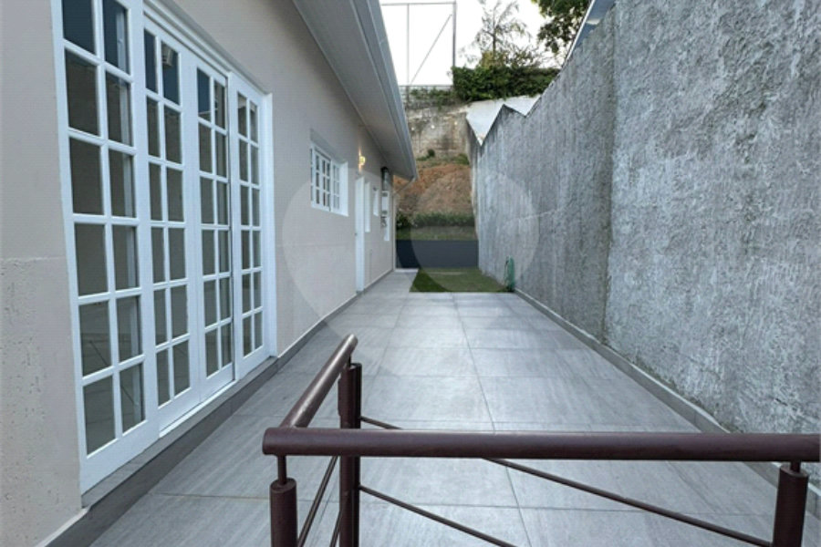 Casa à venda com 4 quartos, sendo 1 suíte,  no condomínio Jardim das Acácias, Cotia - SP