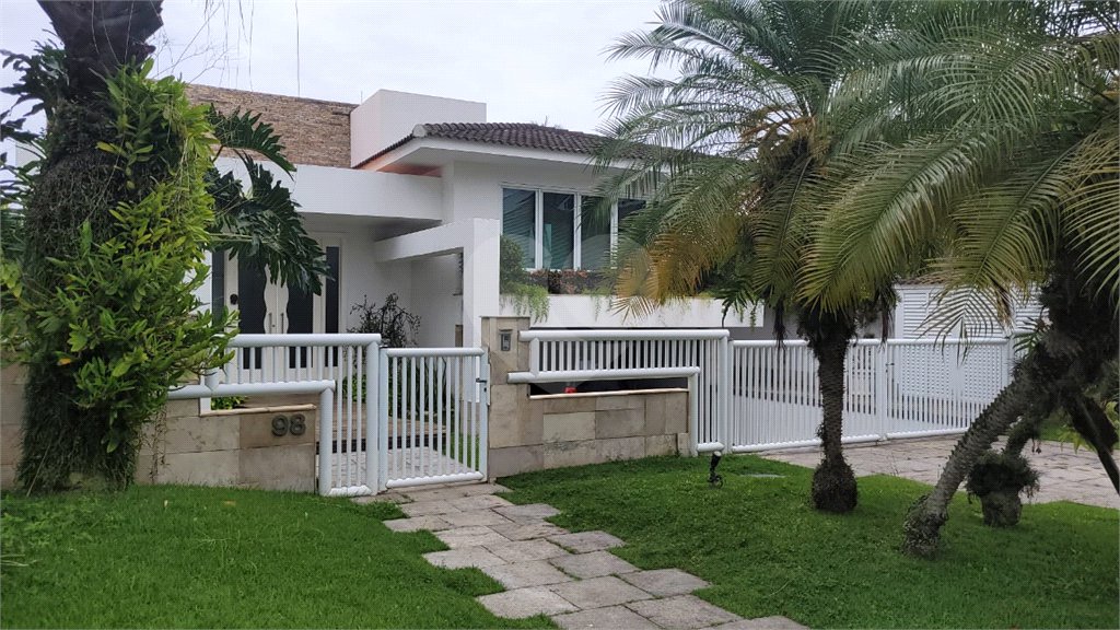 Casa à venda com 4 quartos, sendo 2 suítes, no condomínio Crystal Lake, Rio de Janeiro - RJ