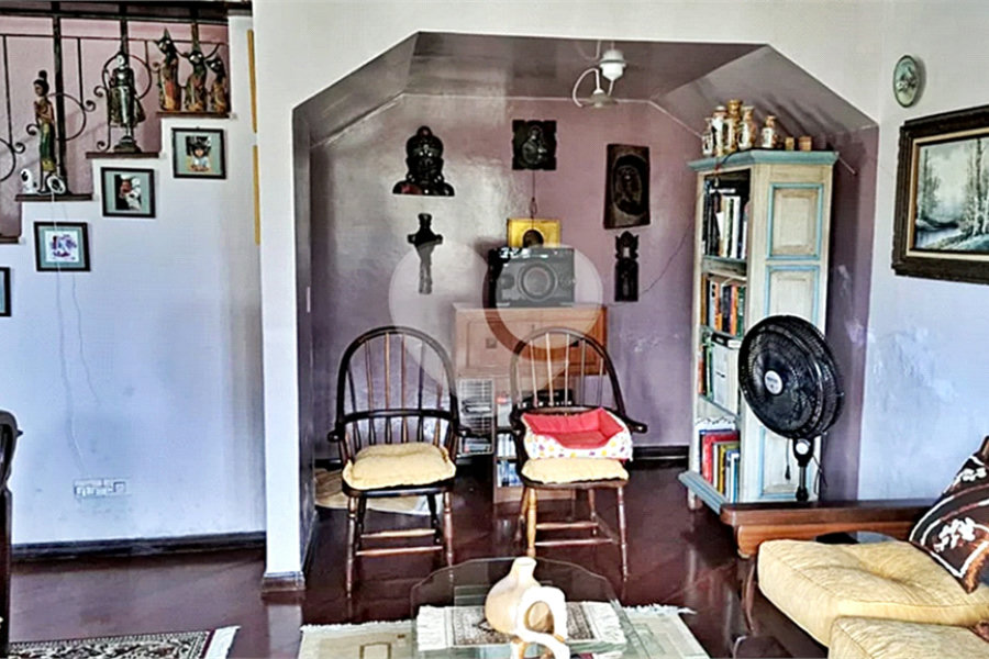 Casa à venda com 6 quartos, sendo 2 suítes, no condomínio Associação Reserva das Hortênsias, Mairiporã - SP