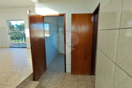 ?Oportunidade Única em São Carlos: Salão Comercial + Casa Independente nos Fundos – Ideal para Investidores!