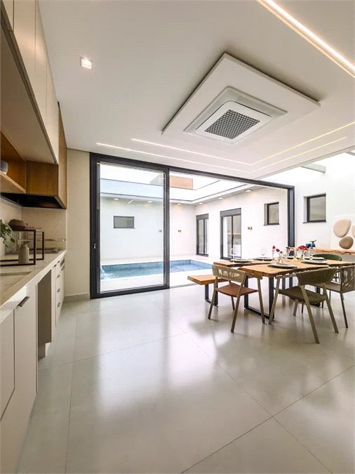 Casa Térrea – Condomínio Maria Cândida - 300 m² de terreno - 212 m² de área construída - 4 vagas de garagem, sendo 2 cobertas - Sala de jantar e estar integradas, com pé-direito duplo e cortina - 3 suítes com ar-condicionado, sendo 1 master com closet – planejado – Roupeiro – Escritório - Cozinha
