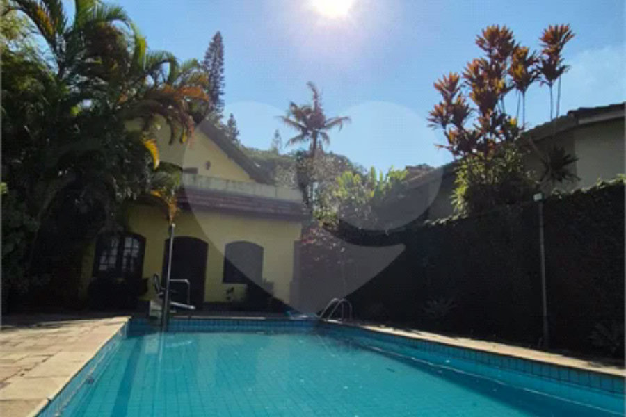 Casa com Piscina, Sauna e Edícula em Rua Arborizada no Tremembé