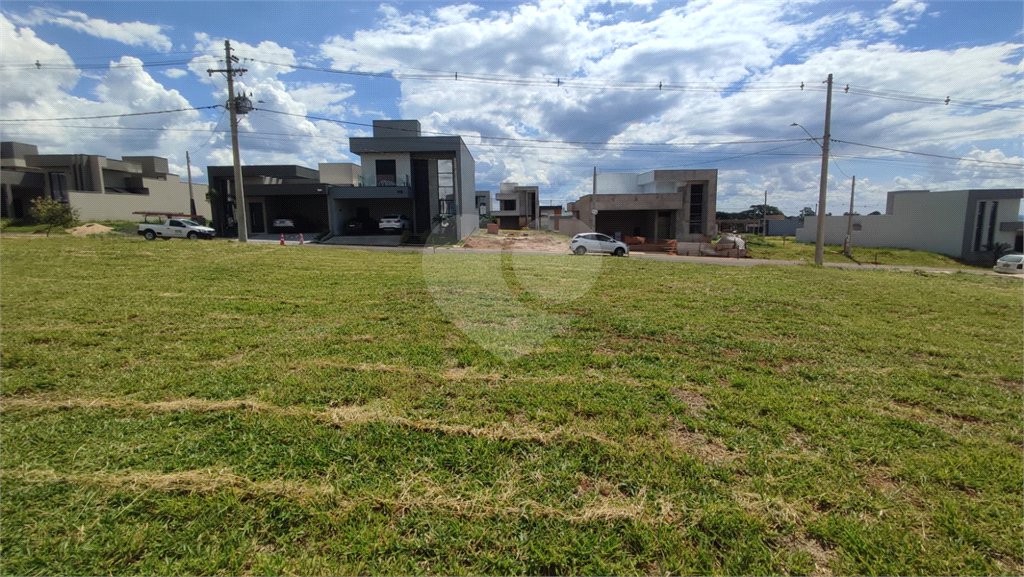 Lote à Venda em São Carlos, no Condomínio Villeneuve I