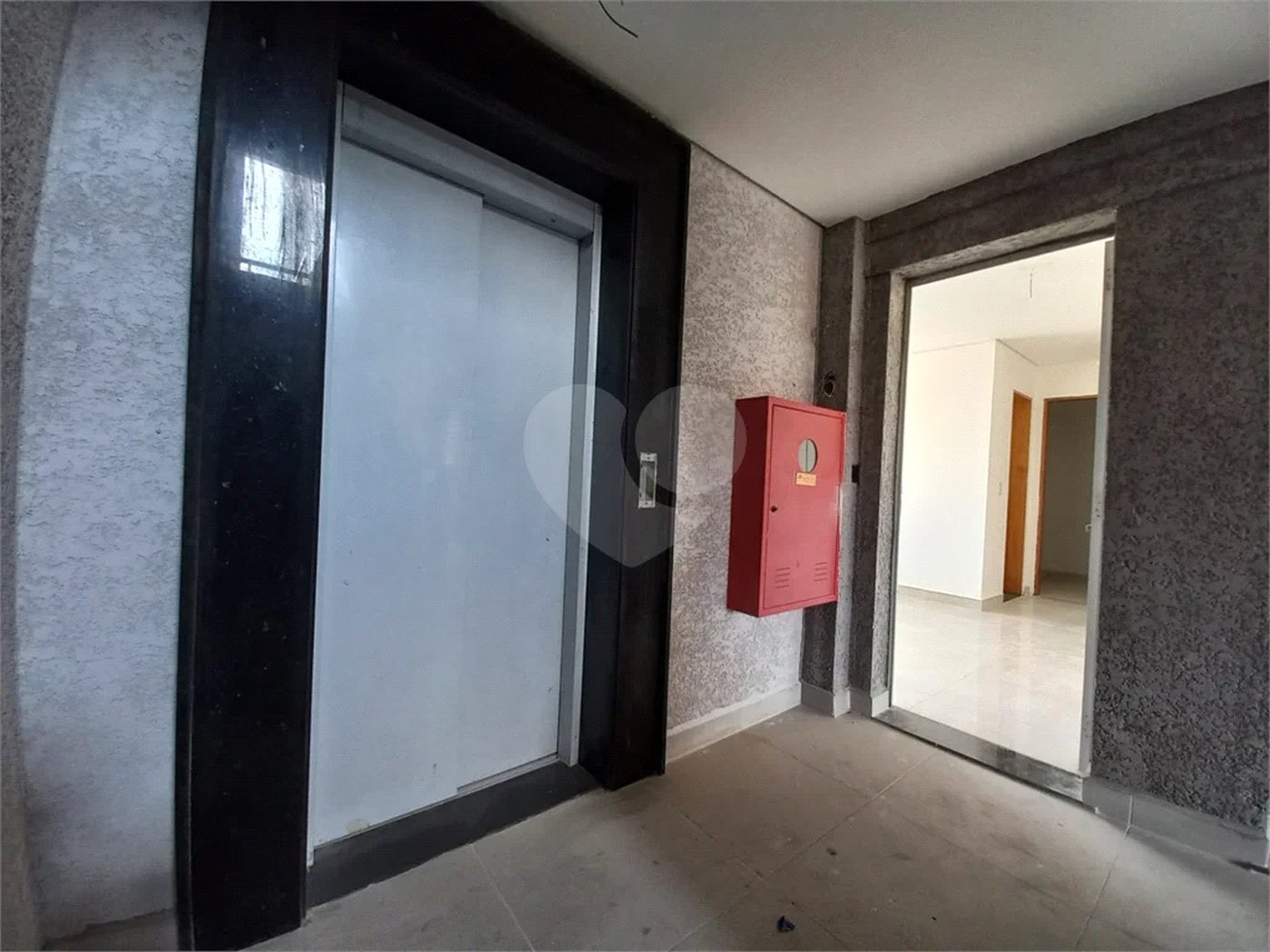 APARTAMENTO À VENDA- 01 DORMITÓRIO COM QUINTAL - 01 VAGA MOTO COM SACADA