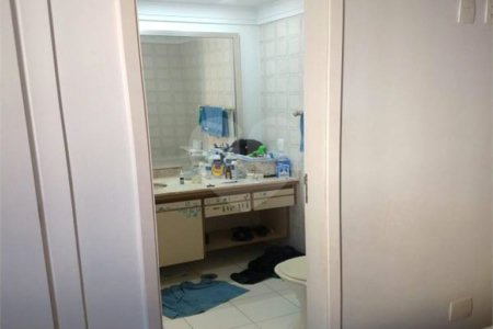 Apartamento na Vila Nova Conceição de 100m2 com 2 dorms, 1 suíte , 3 banheiros, 2 vagas. Estuda permuta.