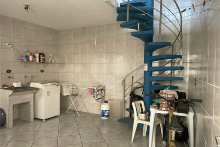 Sobrado no Jabaquara com 280m², 3 dormitórios, quintal amplo, varanda e 3 vagas de garagem.