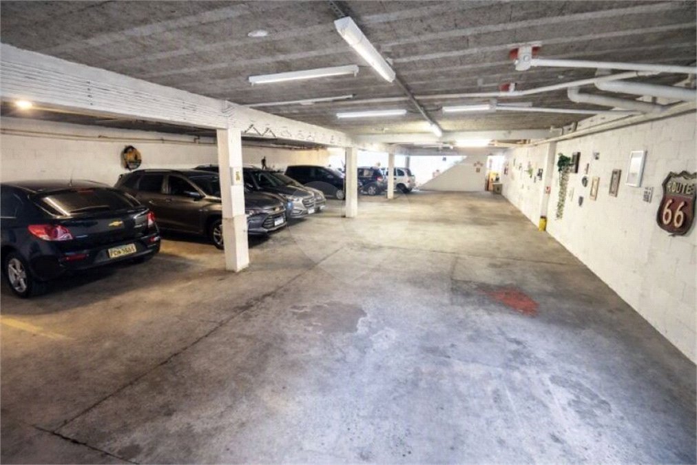 Prédio com Renda no Jabaquara - 773 m2 sendo 13 Studios, Salão Comercial e 22 vagas de garagem!