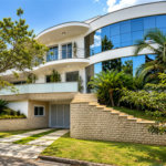 Mansão de 800 m² no Swiss Park, em São Bernardo do Campo, com 4 suítes, piscina, área gourmet, sauna e lazer completo em condomínio de alto padrão.
