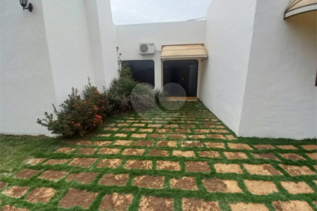 Casa térrea no Condomínio Faber I.