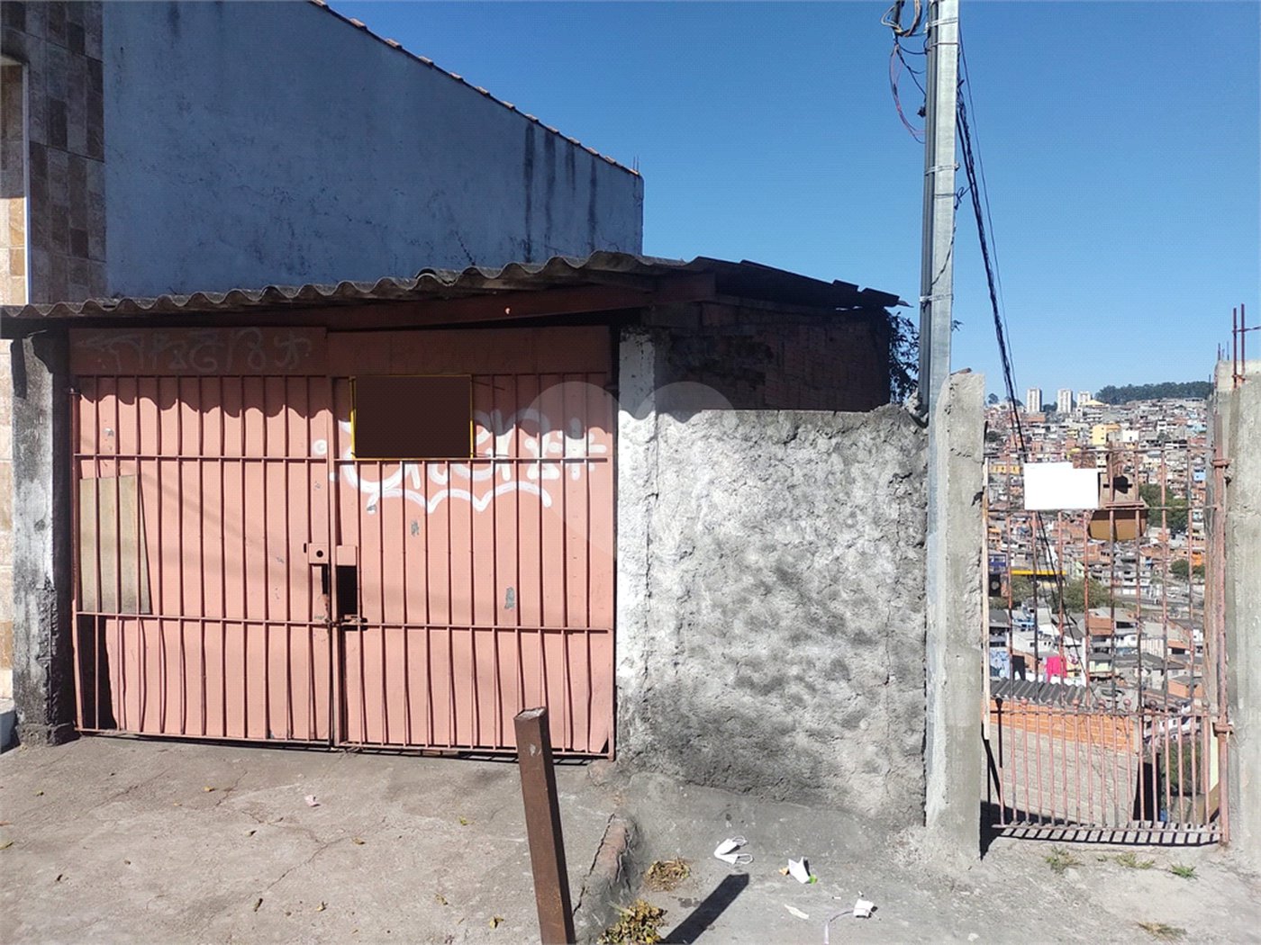 Terreno com 6 casas em 293m² de área total.