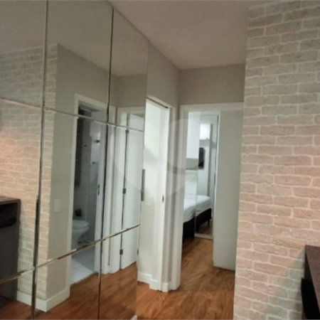 Apartamento com dois dormitórios sendo um climatizado, com duas vagas de garagem.