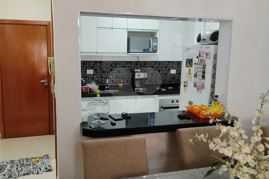 Apartamento térreo , três quartos sendo uma suíte.