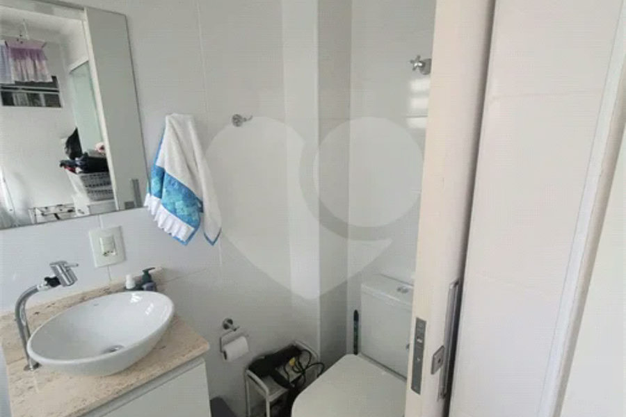 Apartamento de 03 dormitórios totalmente reformado com 02 vagas de Garagem escrituradas e livres.