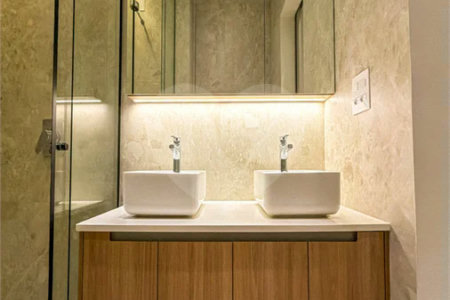 Indaiatuba - Condominio Sapezal - R$ 2.400.000,00 - Área Total 360,00 m² - Área Construída 213,32 m² - TÉRREA - 03 suítes sendo a master com closet; - Escritório; Lavabo; Cozinha com cooktop e planejados; Gourmet com churrasqueira; Ambientes preparados para ar condicionado; Piscina com cascata,